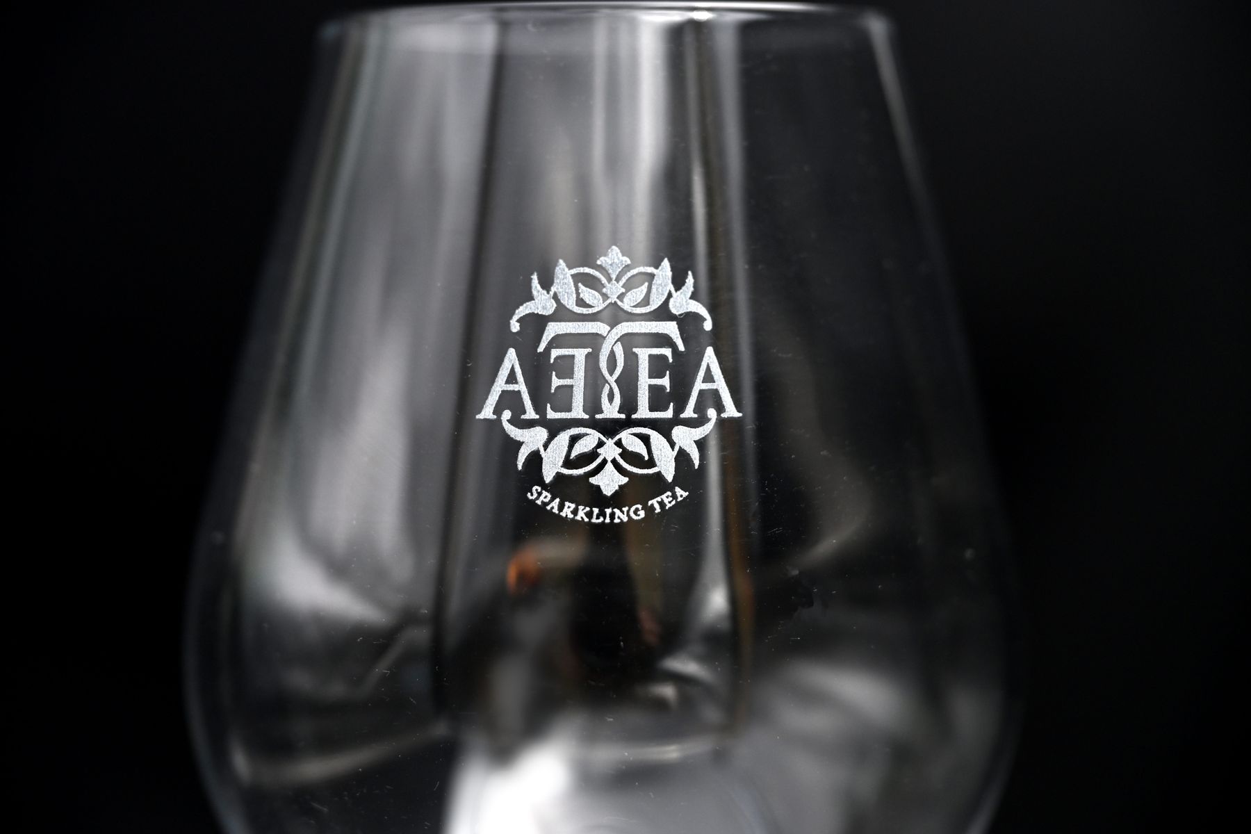 Glass engraved with the AETEA Sparkling Tea logo